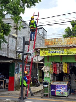 PLN Icon Plus Tertibkan Kabel Ilegal, Berkomitmen Demi Keandalan Jaringan di Kediri