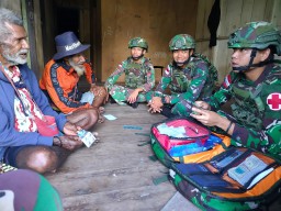 Sambut Hari Natal, Satgas Yonif 641/Bru Beri Bantuan Sumbangan Ke Gereja Dan Lakukan Yankes Pada Masyarakat Papua 