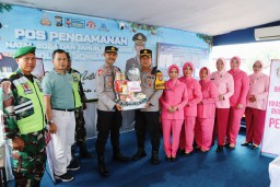 Wakapolres Jombang bersama Bhayangkari Tinjau Pospam dan Posyan Operrasi Lilin Semeru 2024