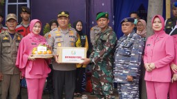 Bersama Ketua Bhayangkari, Kapolres Cirebon Kota Berikan Bingkisan untuk Apresiasi Personil Ops Lilin Lodaya 2024