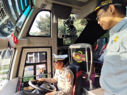 Satlantas Polres Gresik Lakukan Ramp Check untuk Pastikan Keselamatan Field Trip SD Muhammadiyah 1 GKB