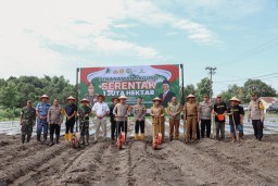 Dukung Swasembada Pangan, Kapolres Jombang Bersama Frkopimda Tanam Jagung Serentak 1 Juta Hektar