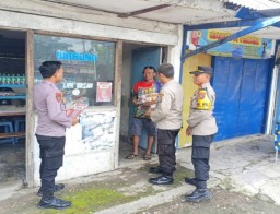 Kapolsek Ngimbang Pasang Spanduk Imbauan untuk Antisipasi Curanmor