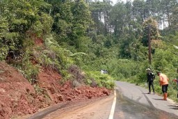 Hujan Deras, Tanah Longsor Timbun Separuh Jalur Alternatif Ciamis-Majalengka