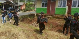 Unit Jibom Polda Jabar Gali Tanah 50 Cm Saat Akan Disposal Granat Sisa Zaman Belanda di Tasikmalaya
