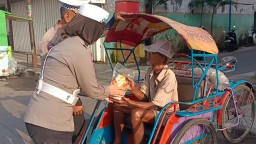 Polres Kediri Kota Berbagi Sembako di Jumat Berkah, Wargapun Sumringah