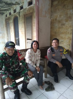 Pererat silaturahmi, Bhabinkamtibmas Kasepuhan Polsek Lemah Wungkuk Polres Cirebon Kota sambang warga