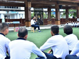 BENTUK KEPEDULIAN KEPADA PRAJURITNYA, KEPALA STAF KOLINLAMIL BERIKAN JAM KOMANDAN.