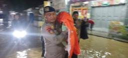 Satpolairud Polres Cirebon Kota dan BPBD Evakuasi Warga Terdampak Banjir di Desa Luwung