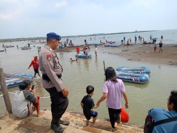 Sat Polairud Polres Cirebon Kota Amankan Wisata Bahari Kejawanan, Ribuan Pengunjung Padati Tempat Wisata saat Weekend