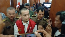 Sidang Perdana Ivan Sugiamto: Terdakwa Kasus Pemaksaan Siswa Bersujud dan Menggonggong Hadapi Dakwaan Berlapis