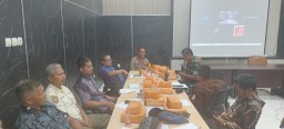 Kapolsek Krian Silaturahmi dengan Perangkat Desa dan Tokoh Masyarakat Desa Barengkrajan Krian