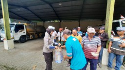 Peduli Sesama, Polisi bagikan Nasi Bungkus Kepada Pekerja Kebersihan di Jum’at Berkah