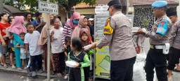 Jumat Berkah, Polisi Berbagi Nasi Kotak untuk Warga di Sidoarjo