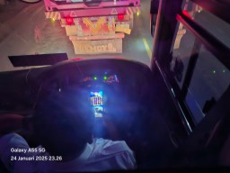 Sopir Bus Patas JAYA UTAMA Diduga Bermain Game Judi Online Saat Mengemudi, Penumpang Resah!