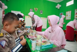 Wakil Ketua Bhayangkari Daerah Jawa Timur Salurkan Makan Bergizi Gratis di Jombang
