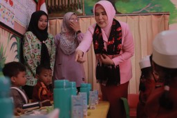YKB Jatim Berbagi Makanan Bergizi di TK Kemala Bhayangkari 45 Kalipang Blitar
