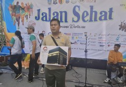 Serda Misbahul Munir Raih Tiket Umroh di Jalan Sehat HPN 2025 & HUT ke-79 PWI Jatim: "Biar Ibu Saya Yang Berangkat."
