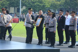 Kapolda Jatim Beri Penghargaan untuk 366 Anggota dan Masyarakat Berprestasi
