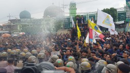 Mahasiswa Gelar Aksi di DPRD Jatim, Polisi Pastikan Tak Ada yang Diamankan