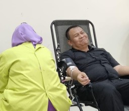 Kabid Humas Polda Jatim Ikuti Donor Darah, Peringati HPN 2025 & HUT Ke-79 PWI Jawa Timur