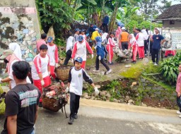 Kolaborasi DLH Jombang Bersama SMPN 1 Wonosalam Menggelar Aksi Bersih Sampah