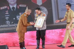 Polda Jatim Terima Penghargaan 'Hakaryo Guno Mamayu Bawono' dari Pemkot Batu