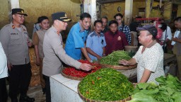 Bersama Elemen Mahasiswa 'Cipayung', Kapolres Cirebon Kota Pantau Harga Bahan Pokok Jelang Ramadhan