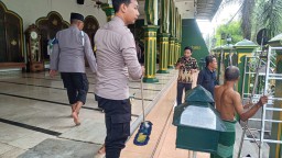 Polres Tanjung Perak Gelar Bakti Religi Sambut Ramadhan, Bersihkan Sejumlah Masjid di Surabaya 