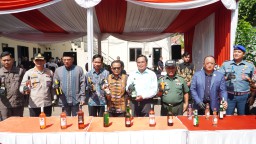 Jelang Ramadhan, Polres Cirebon Kota Musnahkan Ribuan Botol Miras