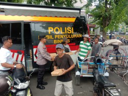 Jumat Berkah,Polresta Banyuwangi Berbagi Nasi Kotak untuk Warga Masyarakat