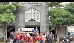 RELAWAN GERAKAN RESIK - RESIK MASJID MELAKUKAN PERAWATAN MASJID KAMPUS STESIA