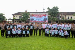 Kapolres Jombang Memberikan Penghargaan kepada 24 Anggota Berprestasi