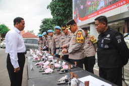 Bentuk Pengawasan, Kapolres Jombang Lakukan Pemeriksaan Senpi dan Urine Secara Berkala