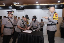 Polres Lamongan Gelar Upacara Kenaikan Pangkat dan Serah Terima Jabatan Kapolsek Jajaran