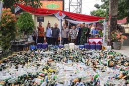 Polresta Cirebon Musnahkan Ribuan Botol Miras