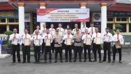 Kapolres Cirebon Kota Pimpin Upacara Kenaikan Pangkat Pengabdian dan Pemberian Penghargaan Personel Berprestasi