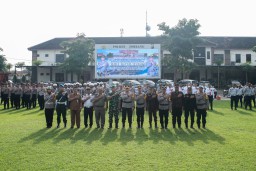 Kapolres Jombang Pimpin Apel Gelar Pasukan Operasi Keselamatan Semeru 2025