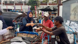 Ramadan Penuh Berkah, Polrestabes Surabaya Bagikan Takjil ke Abang Becak