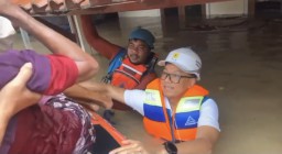 Dirut PLN Terjun Langsung Bantu Evakuasi Korban Banjir di Jabodetabek