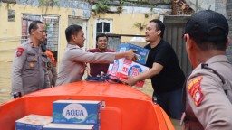 Polri Turun Evakuasi Bantu Warga Korban Banjir di Bekasi dan Depok