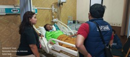 Komunitas Vanguard dan AWS Jenguk Ketua Aliansi Wartawan Surabaya di Rumah Sakit Soewandi