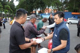 Berkah Ramadan, Polres Pelabuhan Tanjung Perak Berbagi 300 Paket Takjil di Pelabuhan GSN dan Jalan Jakarta Surabaya