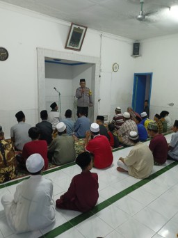 Safari Ramadan: Polsek Kenjeran Gelar Sholat Tarawih Berjamaah dan Himbauan Kamtibmas