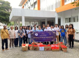 Berbagi Berkah Ramadan: Siswa NSA Bagikan 1.500 Takjil kepada Pengendara dan Warga Sekitar