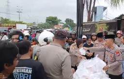 Polsek Krembangan Berbagi Kebahagiaan: 100 Paket Takjil untuk Warga Surabaya
