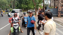 Berkah Ramadan: Wartawan Surabaya Berbagi Takjil untuk Masyarakat