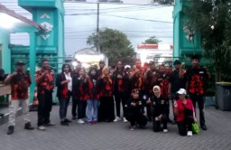 Pemuda Lintas Iman Gelar Aksi Sosial, Bagikan Takjil untuk Pengguna Jalan di Krian