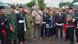 Enam Perguruan Silat Ranting Waru Berbagi Takjil Gratis di Depan Mako Brimob Medaeng