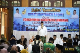 Safari Ramadhan, Bupati Jombang Salurkan Bantuan untuk Renovasi Masjid